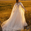 Кружевное свадебное платье с кейпом