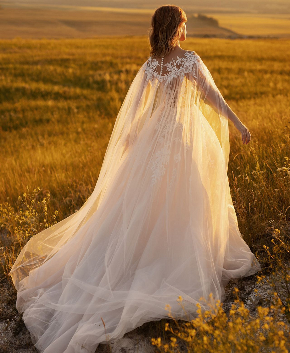 Кружевное свадебное платье с кейпом