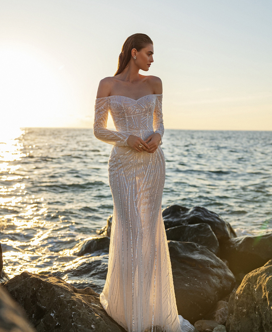 Свадебное платье русалка с рукавами и открытыми плечами фото