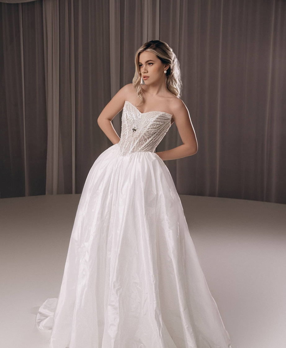 Свадебное платье с диснеевским корсетом и пышной юбкой из тафты фото