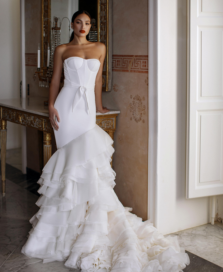 Роскошное свадебное платье с многоярусной юбкой фото