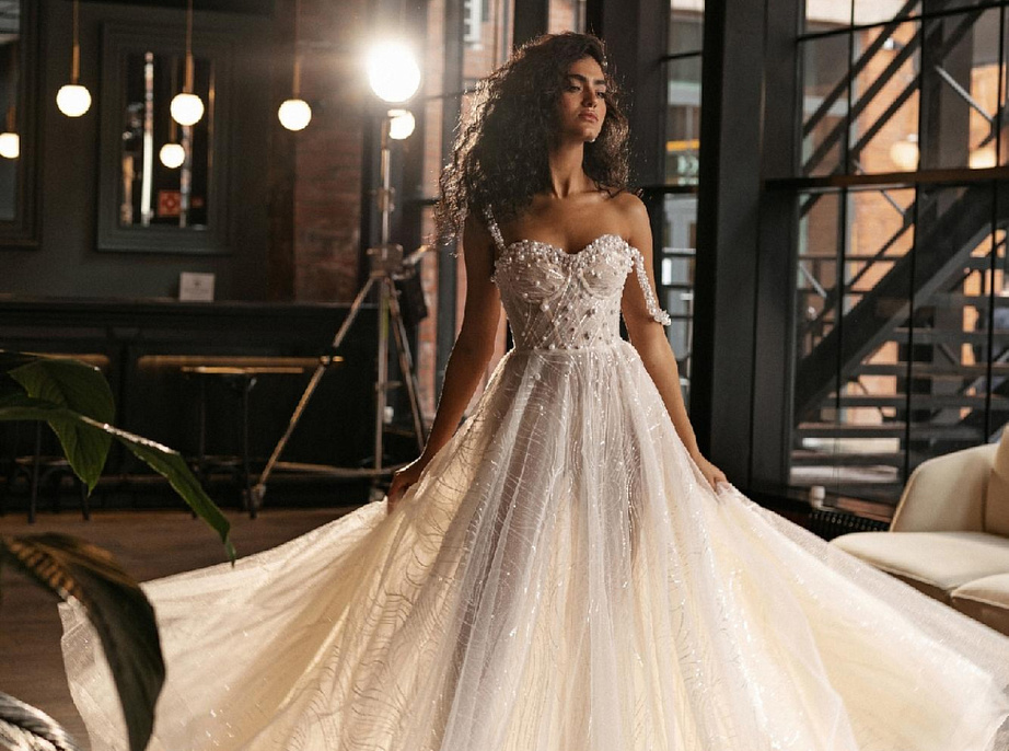 Свадебное платье с крупным жемчугом на корсете фото