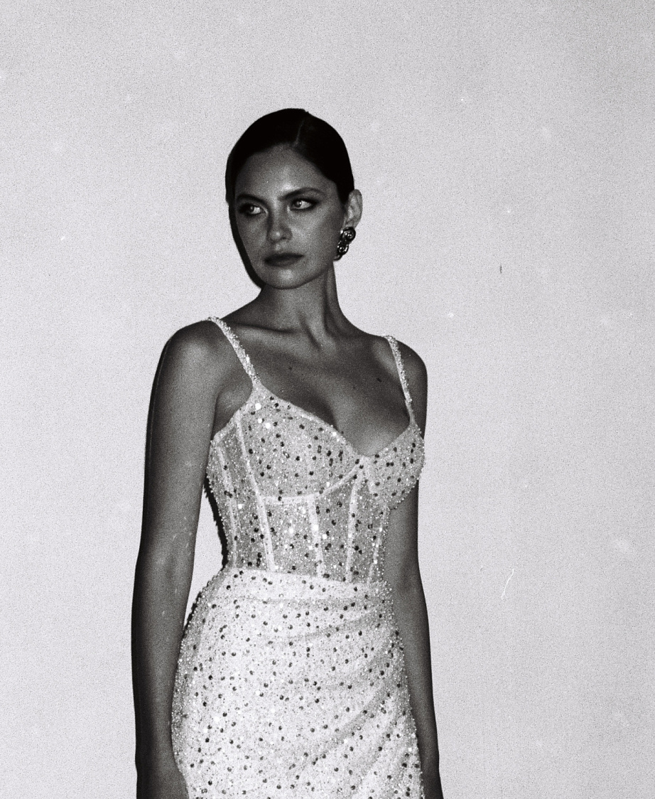 Сверкающее свадебное платье с корсетом и разрезом фото