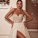 Блестящее свадебное платье с вырезом сердечком фото