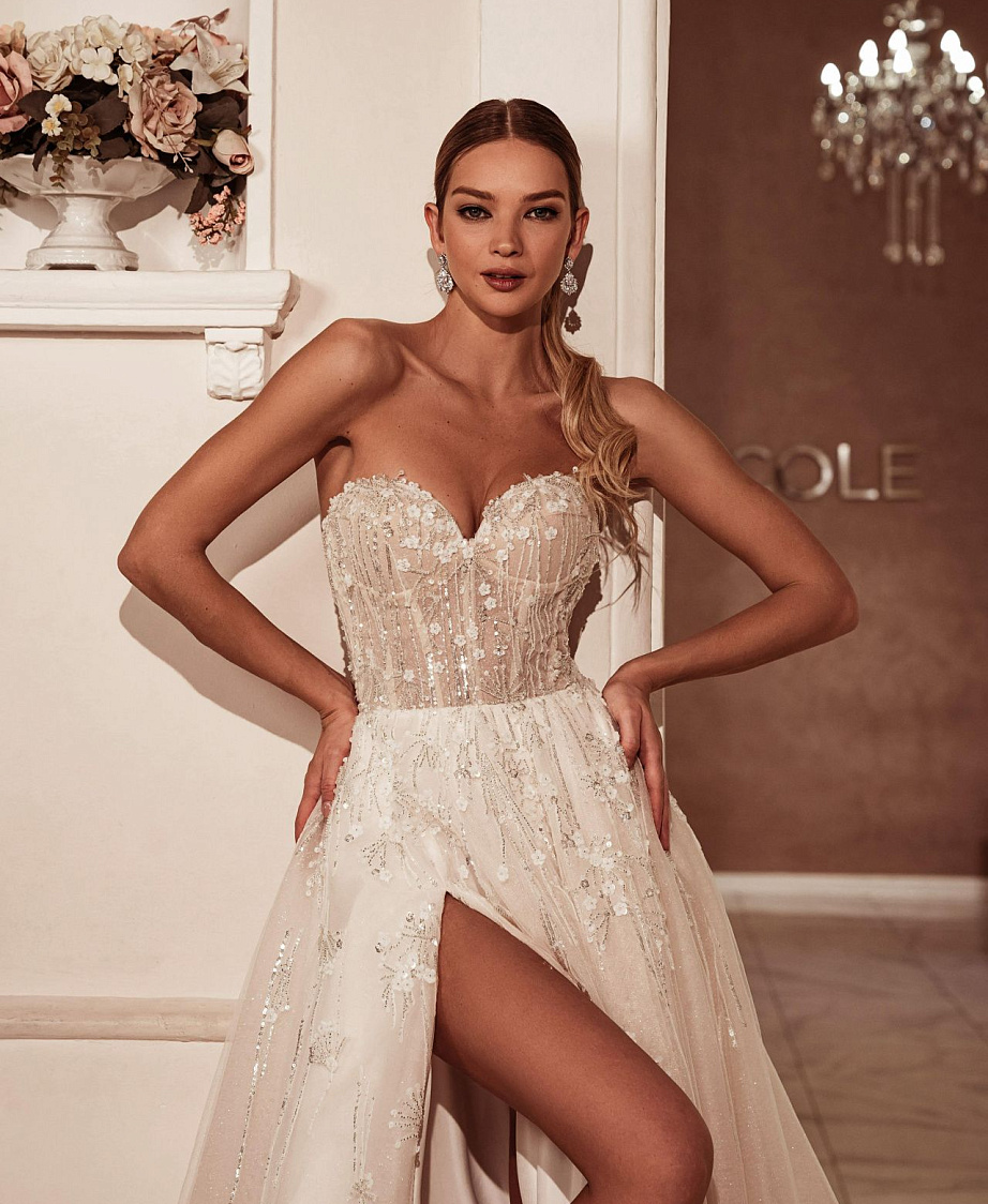 Блестящее свадебное платье с вырезом сердечком фото