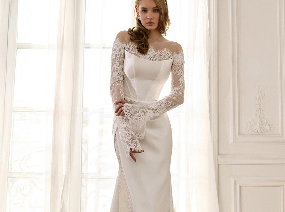 Атласное свадебное платье с кружевными элементами фото