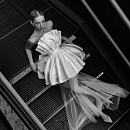 Свадебное платье мини с вертикальной драпировкой в форме «ракушки фото