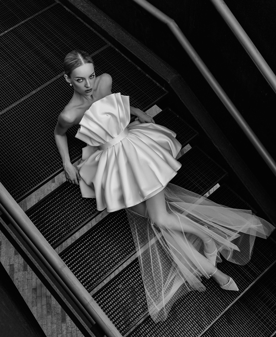 Свадебное платье мини с вертикальной драпировкой в форме «ракушки фото