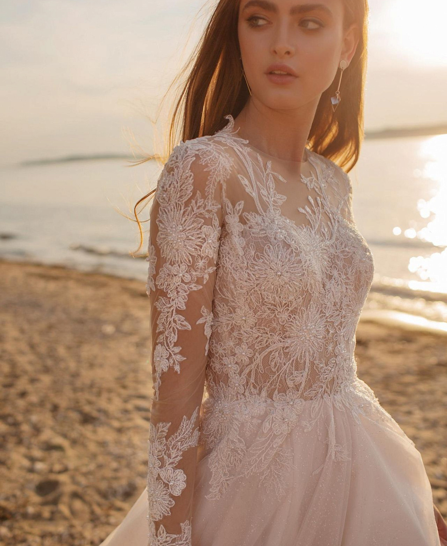 Легкое свадебное платье с прозрачными  рукавами фото