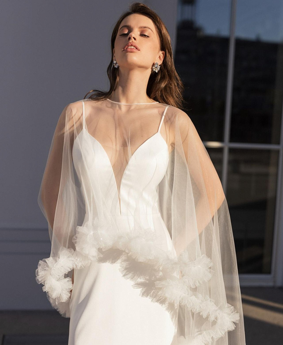 Атласное свадебное платье с кейпом фото