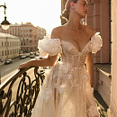 Нежное свадебное платье с декором из 3Д цветов фото