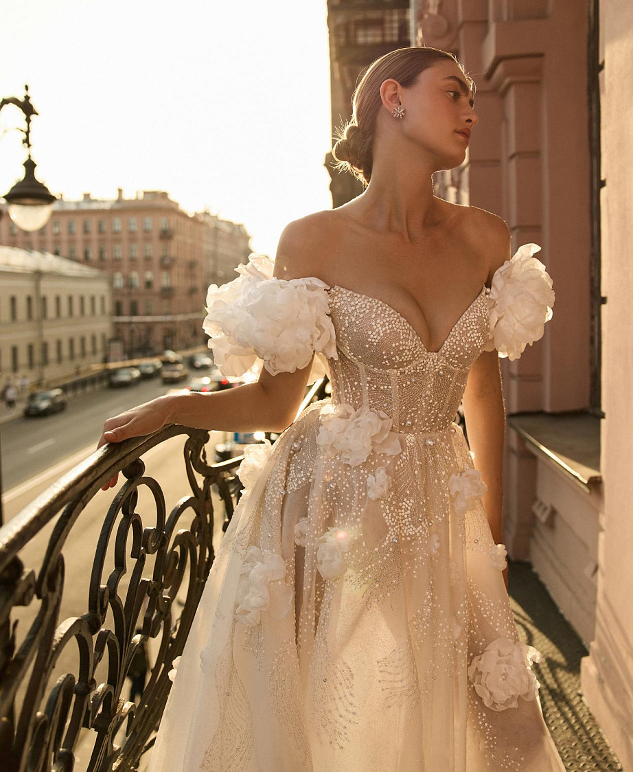 Нежное свадебное платье с декором из 3Д цветов фото