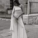 Сверкающий ассиметричный комбинезон для невесты фото