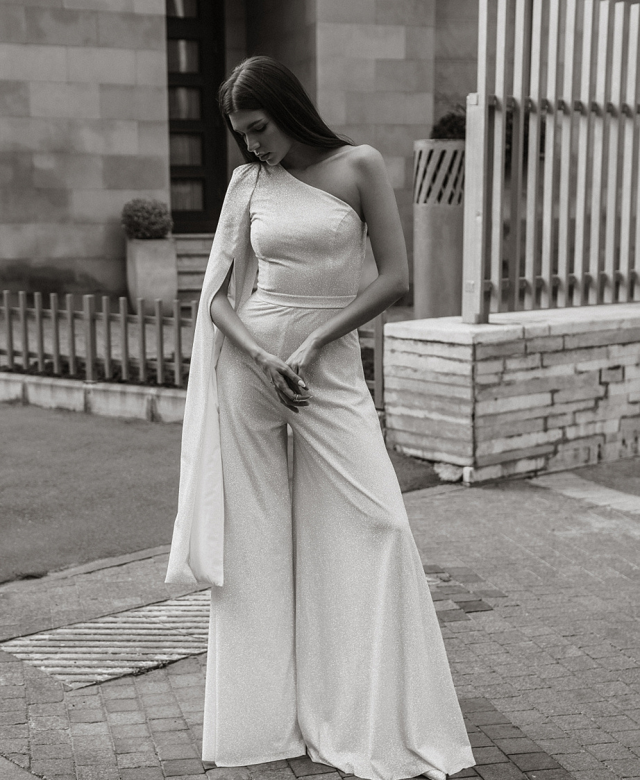 Сверкающий ассиметричный комбинезон для невесты фото