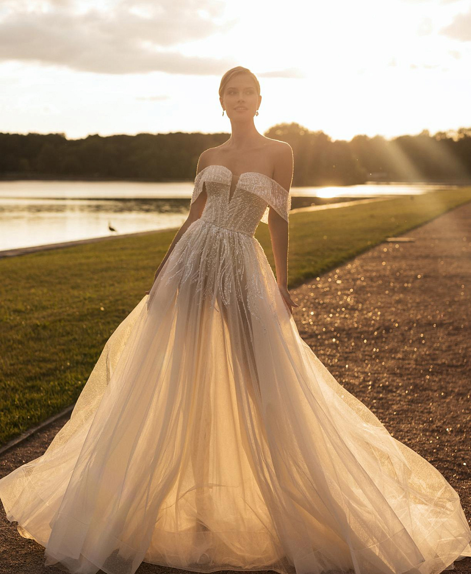 Изысканное свадебное платье с расшитым кружевом фото