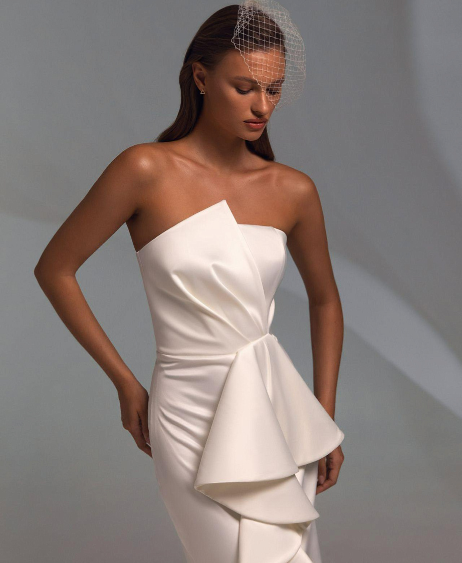 Ассиметричное свадебное платье миди фото