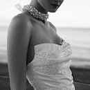 Атласное свадебное платье с кружевным декором фото