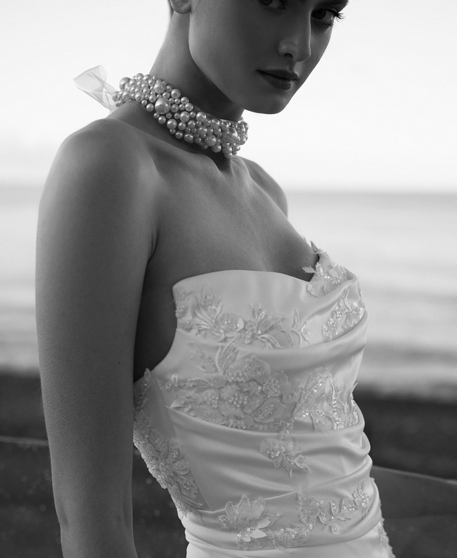 Атласное свадебное платье с кружевным декором фото