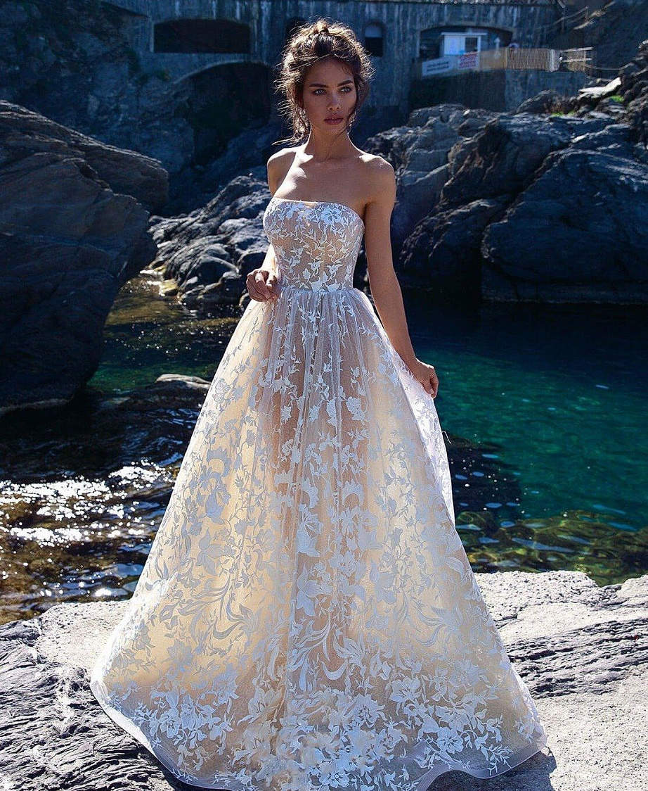 Кружевное платье с мерцающей юбкой