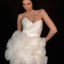 Свадебное платье с пышной короткой юбкой из роз фото