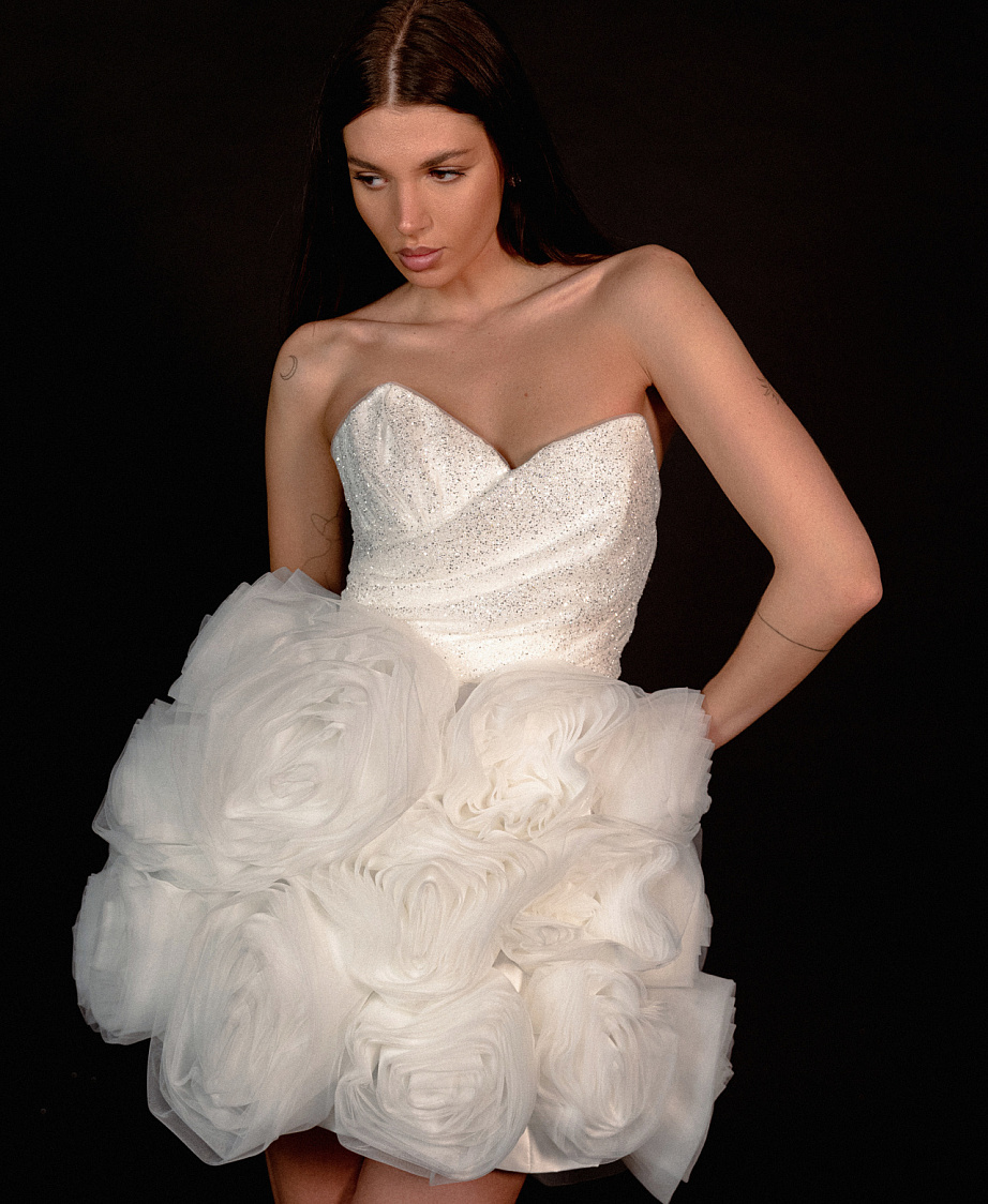 Свадебное платье с пышной короткой юбкой из роз фото