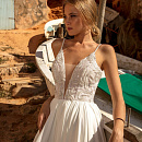 Легкое свадебное платье с разрезом и расшитым верхом фото