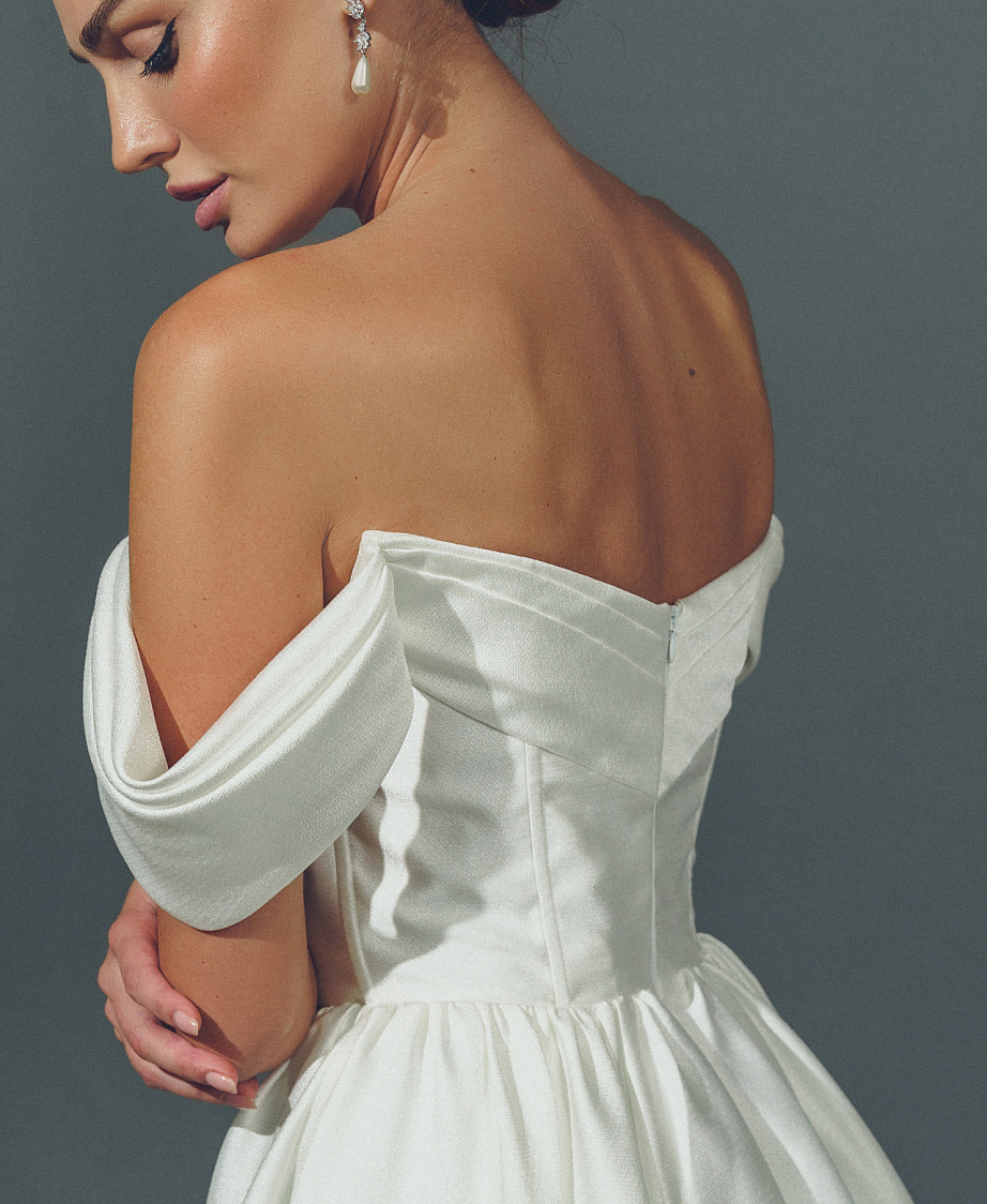 Пышное свадебное платье с разрезом фото