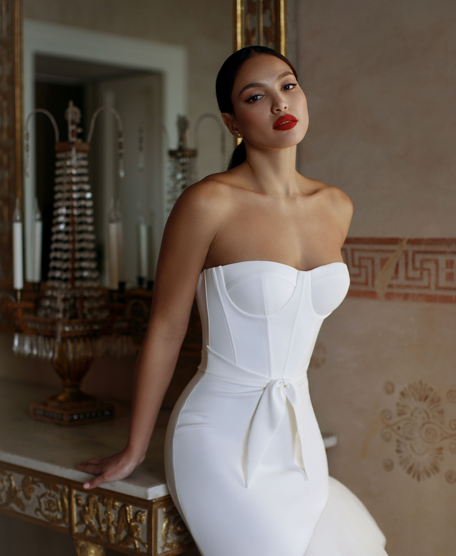 Роскошное свадебное платье с многоярусной юбкой фото