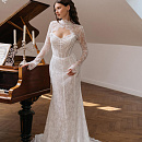 Кружевное свадебное платье c с декором из бус по корсету фото