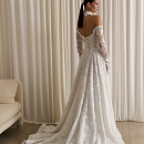 Роскошное кружевное свадебное платье с рукавами и открытыми плечами фото