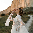 Свадебное платье бохо с расклешенными рукавами фото