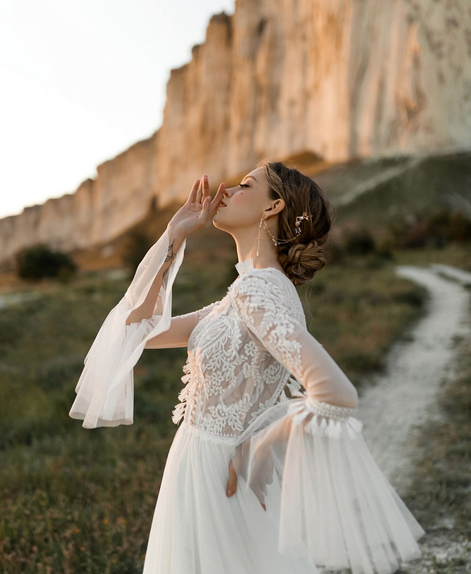 Свадебное платье бохо с расклешенными рукавами фото