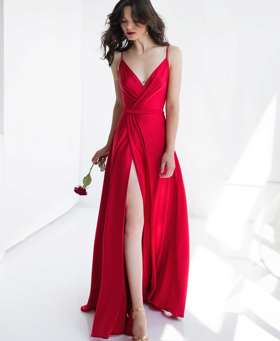 Красное шёлковое платье на бретелях фото