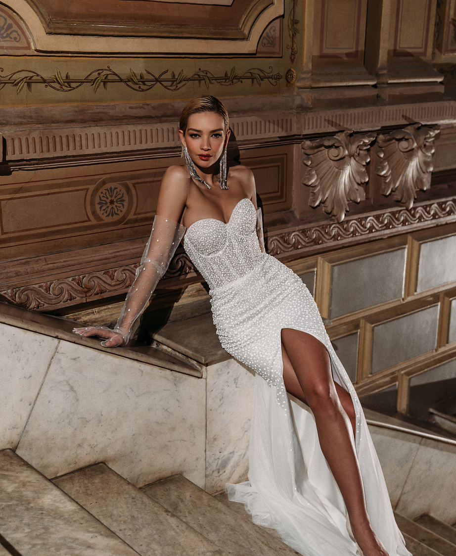 Свадебное платье рыбка в светоотражающем кружеве фото