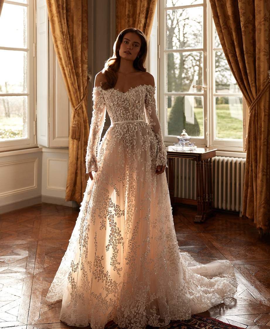 Роскошное свадебное платье с рукавами и открытыми плечами фото