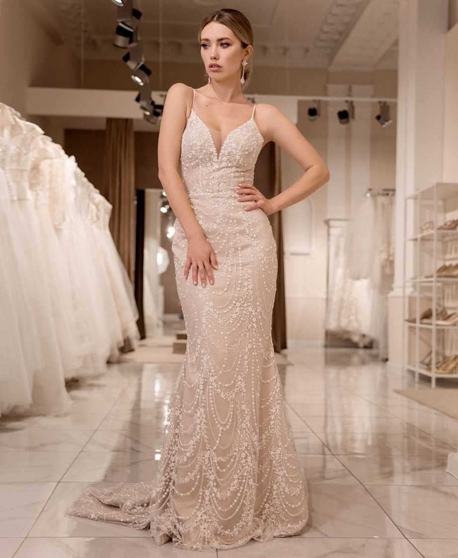 Сияющее свадебное платье рыбка на тонких бретелях фото