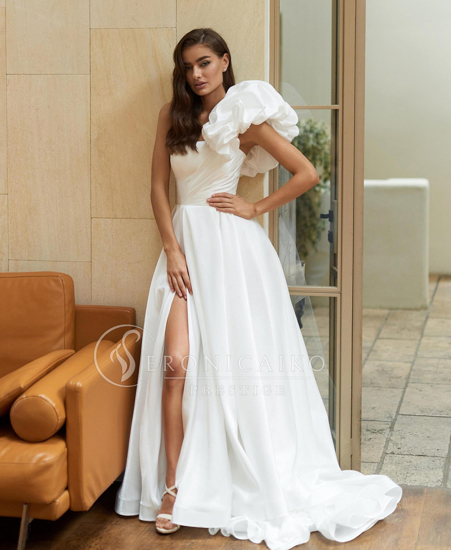 Красивое свадебное платье с буфом на плече фото