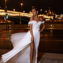 Легкое свадебное платье с декором из объемных цветов фото