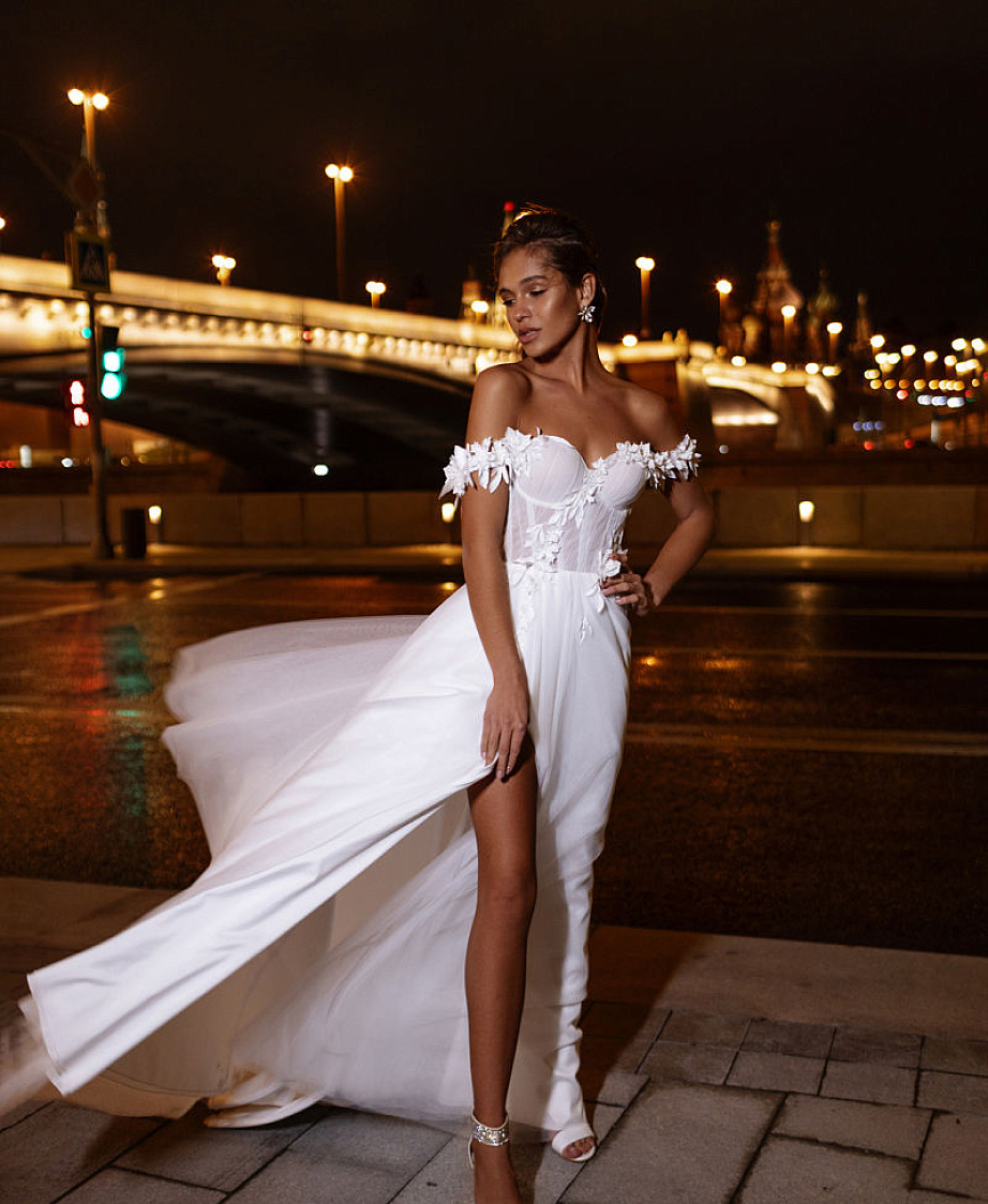 Легкое свадебное платье с декором из объемных цветов фото