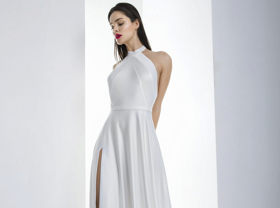 Белое шёлковое платье в пол фото