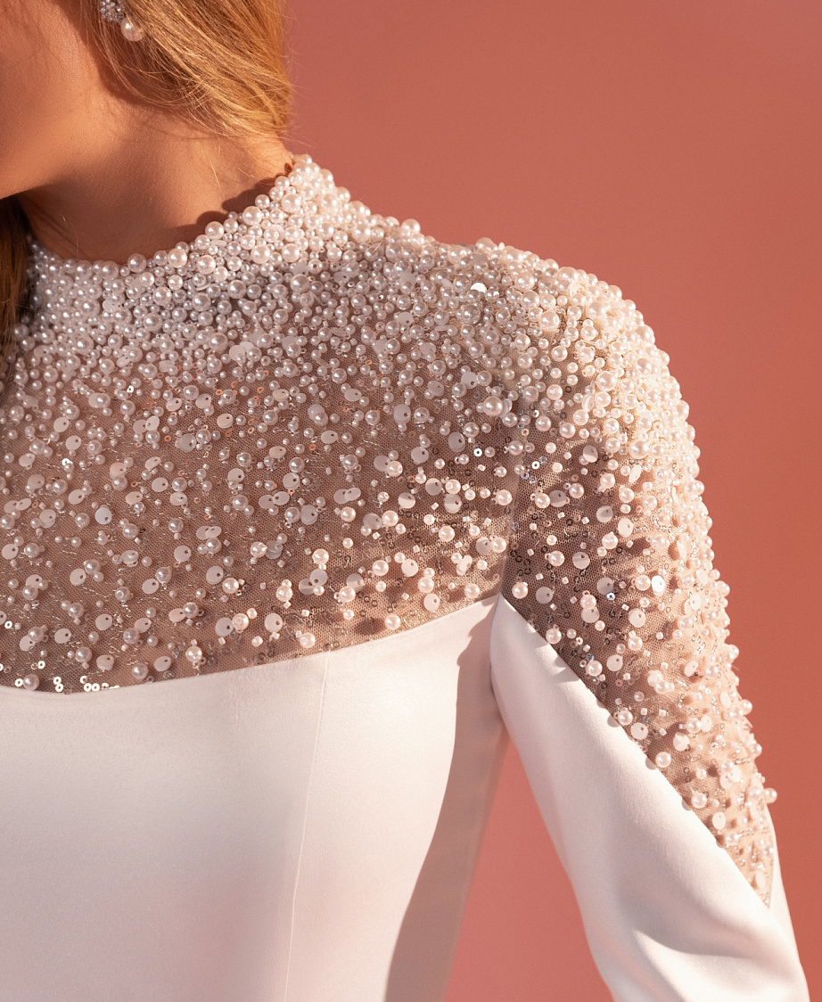 Красивое свадебное платье с роскошной вышивкой из жемчуга фото