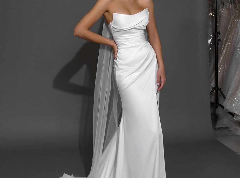 Атласное свадебное платья русалка с разрезом от бедра фото