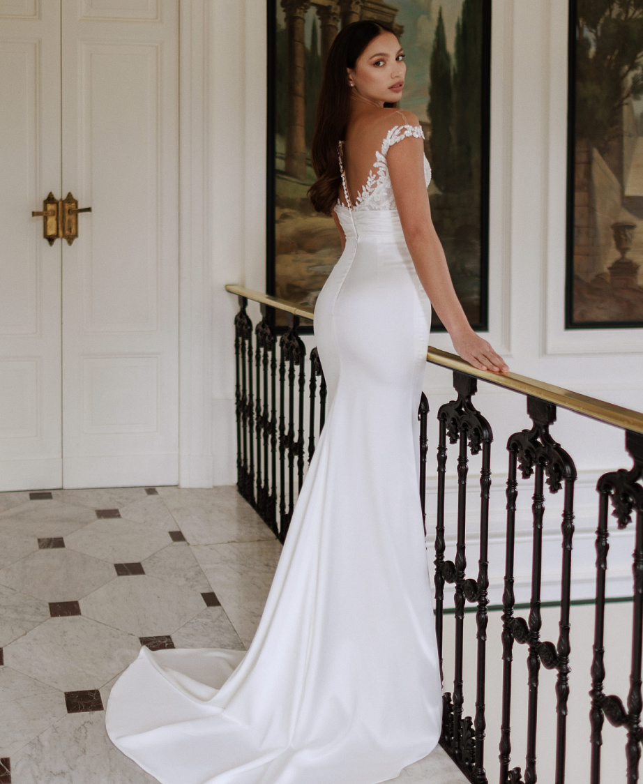 Свадебное платье с красивым расшитым корсетом и атласной юбкой фото