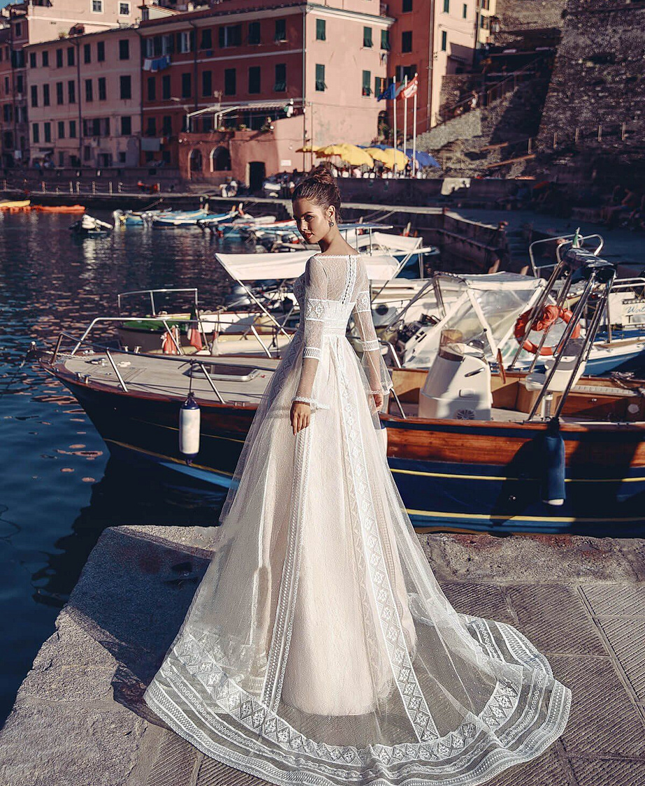 Свадебное платье в рустикальном стиле с рукавами фото