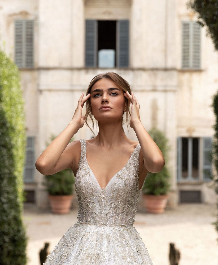 Роскошное свадебное платье с длинным шлейфом фото