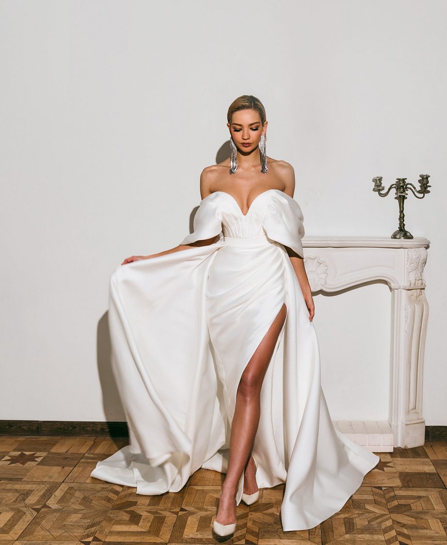 Лаконичное свадебное платье со спущенными плечиками фото