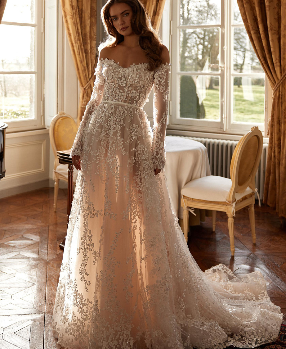 Роскошное свадебное платье с рукавами и открытыми плечами фото