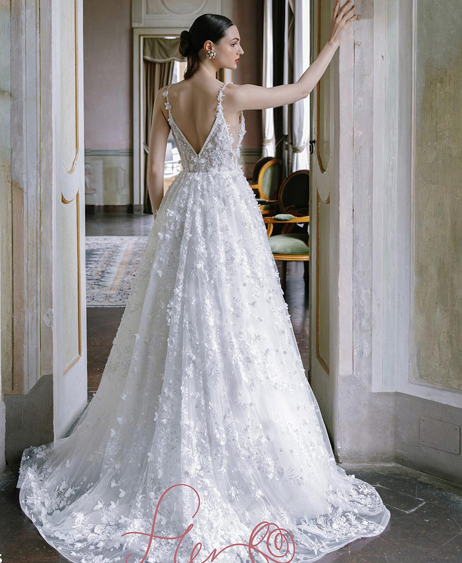 Свадебное платье на тонких бретелях с объемными цветами фото