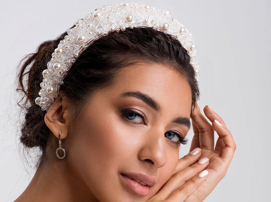 Широкий ободок с жемчугом и стеклярусом фото