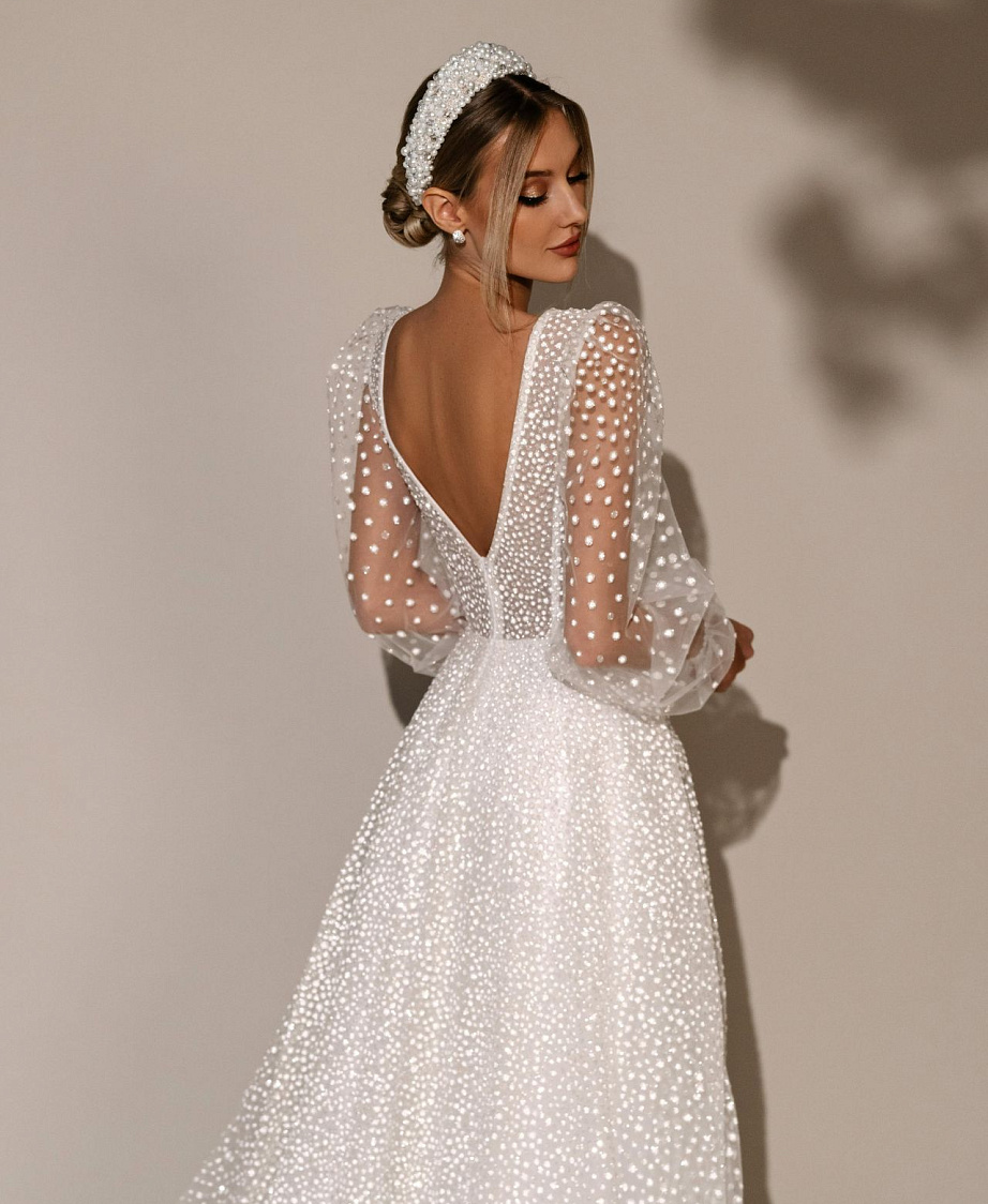 Сверкающее свадебное платье с рукавами и открытой спиной фото